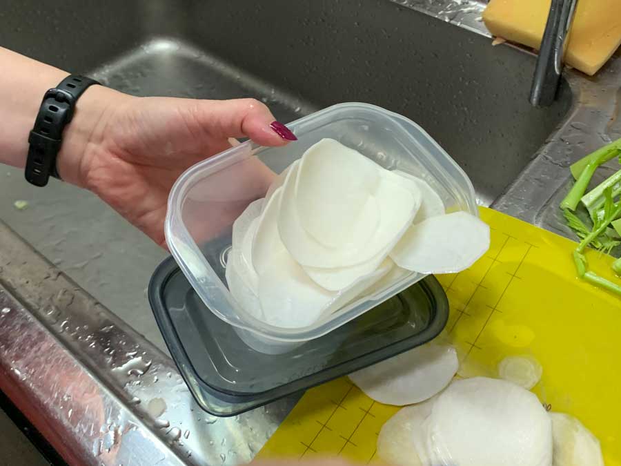 収穫したカブで